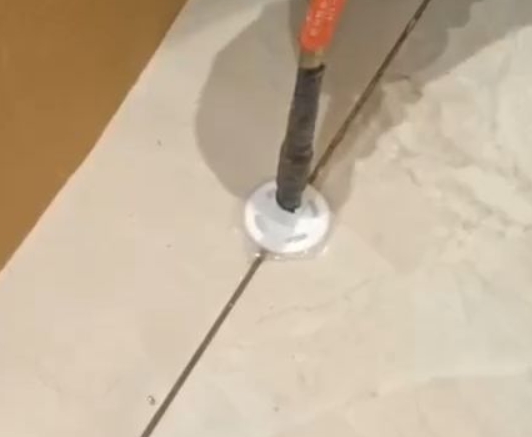 梁山瓷砖空鼓维修公司专业解答瓷砖在铺贴过程中，如果没有涂抹均匀到位的粘结材料（如水泥砂浆或瓷砖胶），可能会导致以下问题
